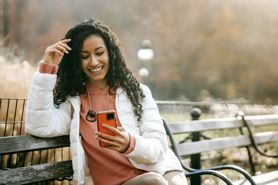 Woman in image doing chat with fitAnalytica